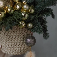 Зимняя композиция из нобилиса с новогодними игрушками 3