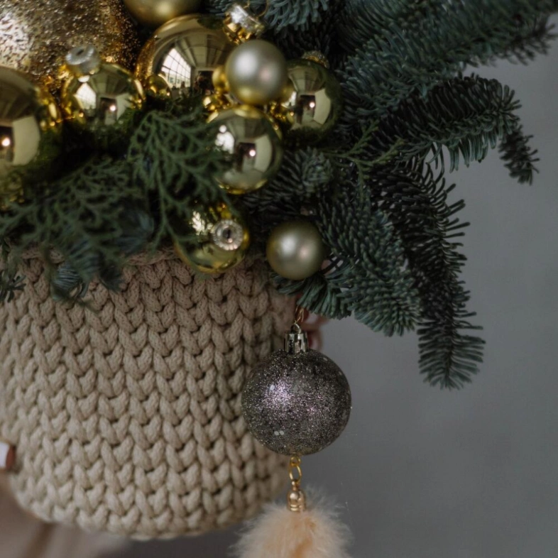 Зимняя композиция из нобилиса с новогодними игрушками