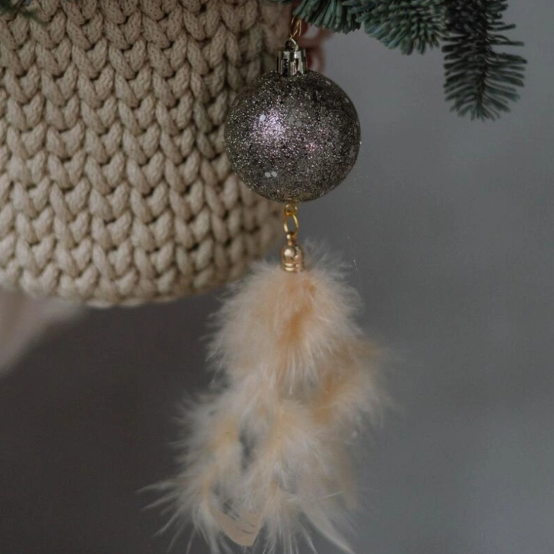 Зимняя композиция из нобилиса с новогодними игрушками