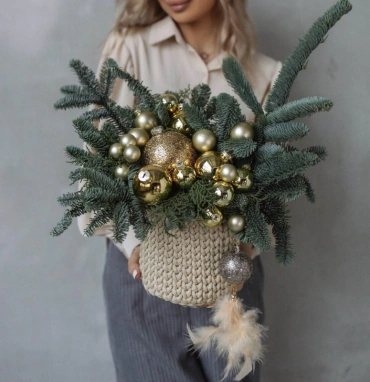 Зимняя композиция из нобилиса с новогодними игрушками