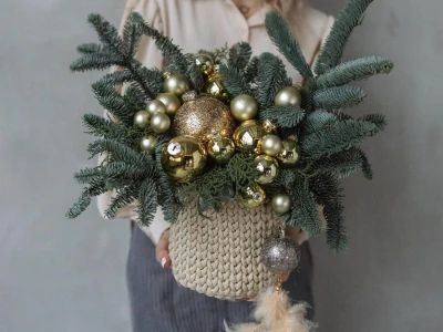 Зимняя композиция из нобилиса с новогодними игрушками