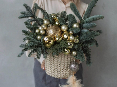 Зимняя композиция из нобилиса с новогодними игрушками