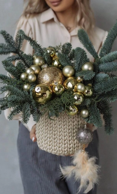 Зимняя композиция из нобилиса с новогодними игрушками