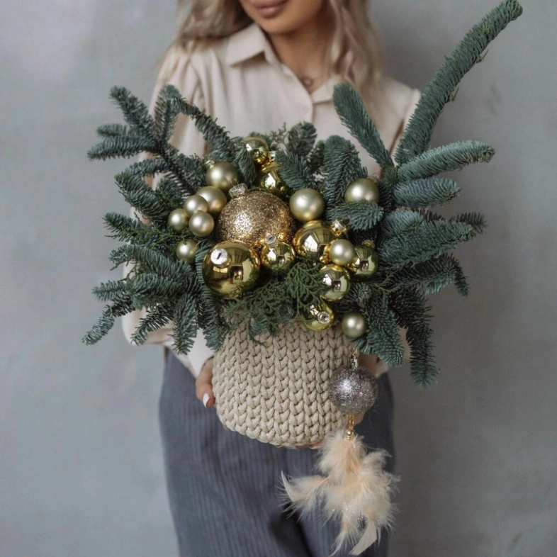 Зимняя композиция из нобилиса с новогодними игрушками