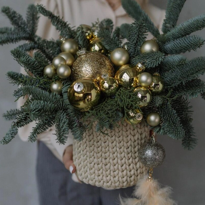 Зимняя композиция из нобилиса с новогодними игрушками