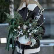 Новогодняя композиция из датского нобилиса в праздничными игрушками 1