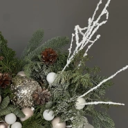 Новогодняя композиция из датского нобилиса в праздничными игрушками 4