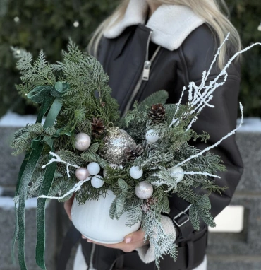 Новогодняя композиция из датского нобилиса в праздничными игрушками