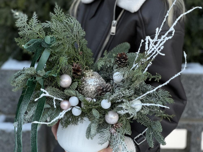 Новогодняя композиция из датского нобилиса в праздничными игрушками