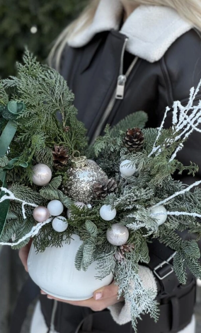 Новогодняя композиция из датского нобилиса в праздничными игрушками