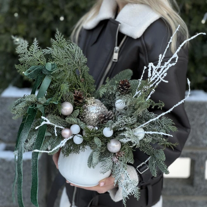 Новогодняя композиция из датского нобилиса в праздничными игрушками