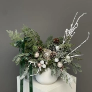 Новогодняя композиция из датского нобилиса в праздничными игрушками 2
