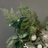 Новогодняя композиция из датского нобилиса в праздничными игрушками 3