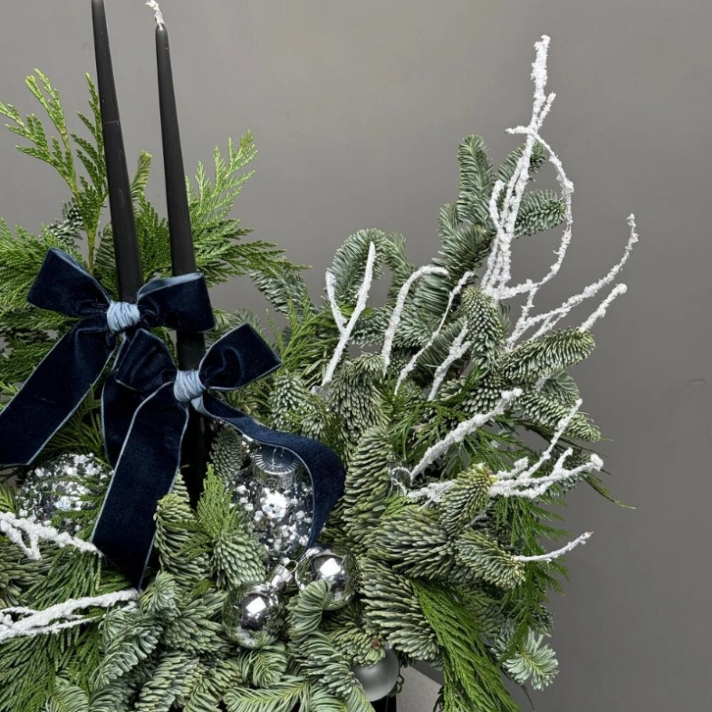 Новогодняя композиция из нобилиса с премиум-свечкми и украшениями