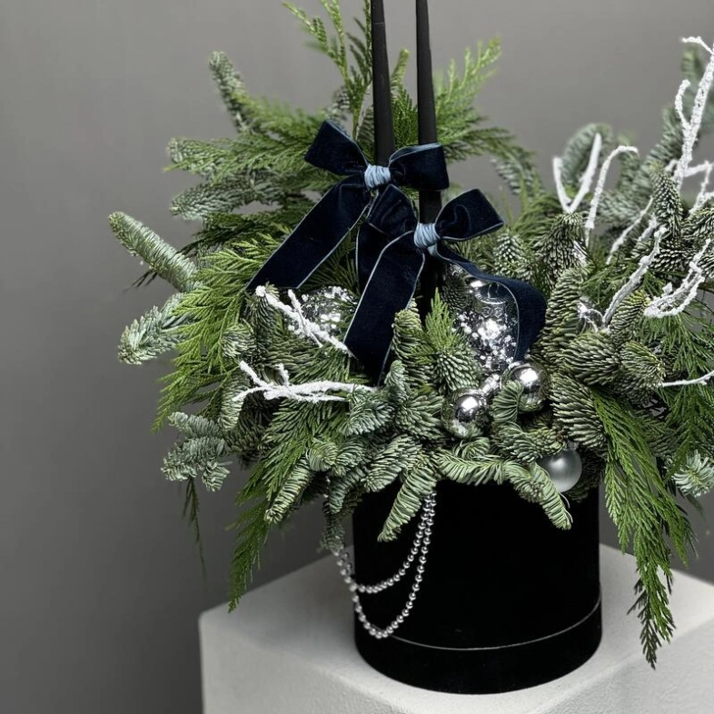 Новогодняя композиция из нобилиса с премиум-свечкми и украшениями