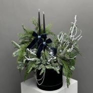 Новогодняя композиция из нобилиса с премиум-свечкми и украшениями 0