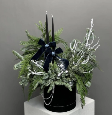 Новогодняя композиция из нобилиса с премиум-свечкми и украшениями