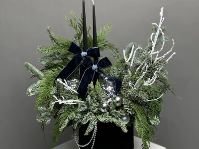 Новогодняя композиция из нобилиса с премиум-свечкми и украшениями