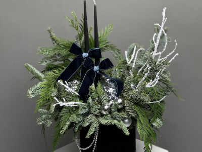 Новогодняя композиция из нобилиса с премиум-свечкми и украшениями