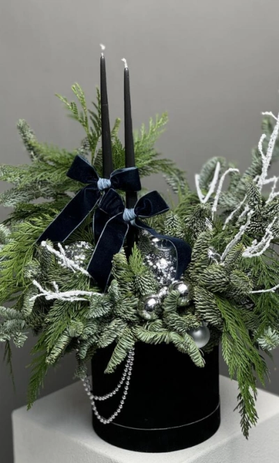 Новогодняя композиция из нобилиса с премиум-свечкми и украшениями