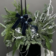 Новогодняя композиция из нобилиса с премиум-свечкми и украшениями 2