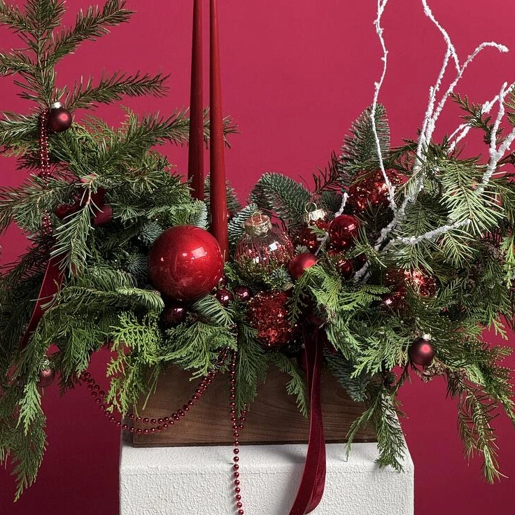 Новогодняя композиция из нобилиса ручной работы с премиум свечами и игрушками