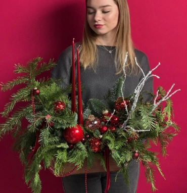 Новогодняя композиция из нобилиса ручной работы с премиум свечами и игрушками