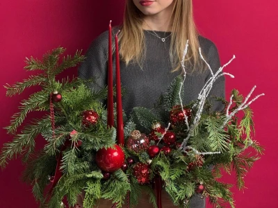 Новогодняя композиция из нобилиса ручной работы с премиум свечами и игрушками