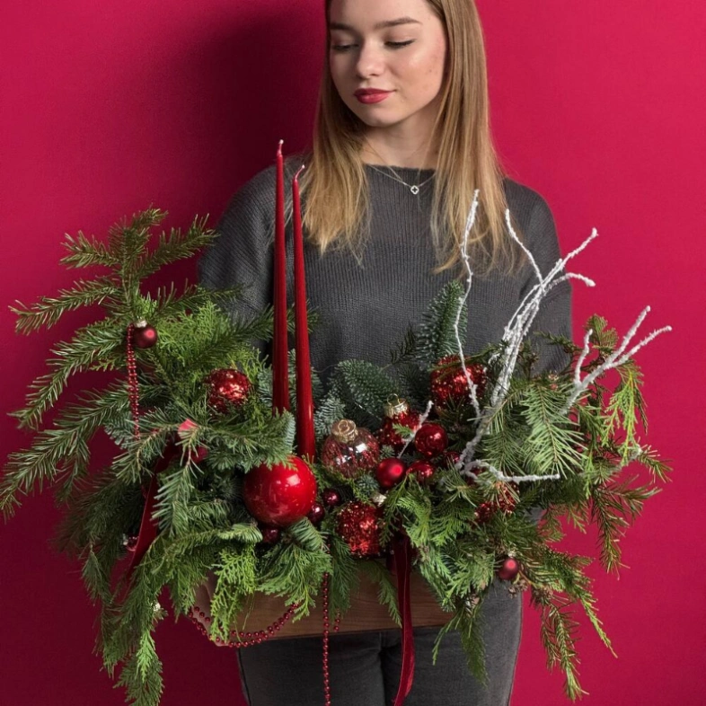 Новогодняя композиция из нобилиса ручной работы с премиум свечами и игрушками