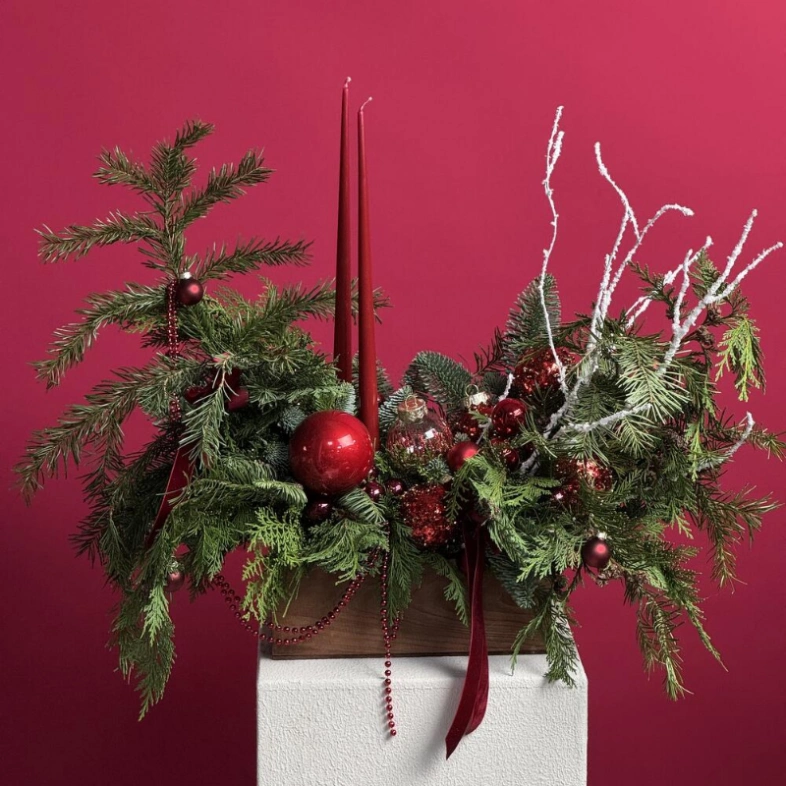 Новогодняя композиция из нобилиса ручной работы с премиум свечами и игрушками