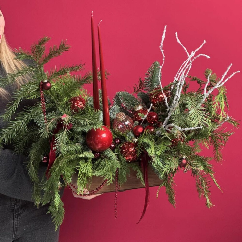 Новогодняя композиция из нобилиса ручной работы с премиум свечами и игрушками