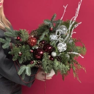 Авторская новогодняя композиция из нобилиса с бордовыми игрушками 2