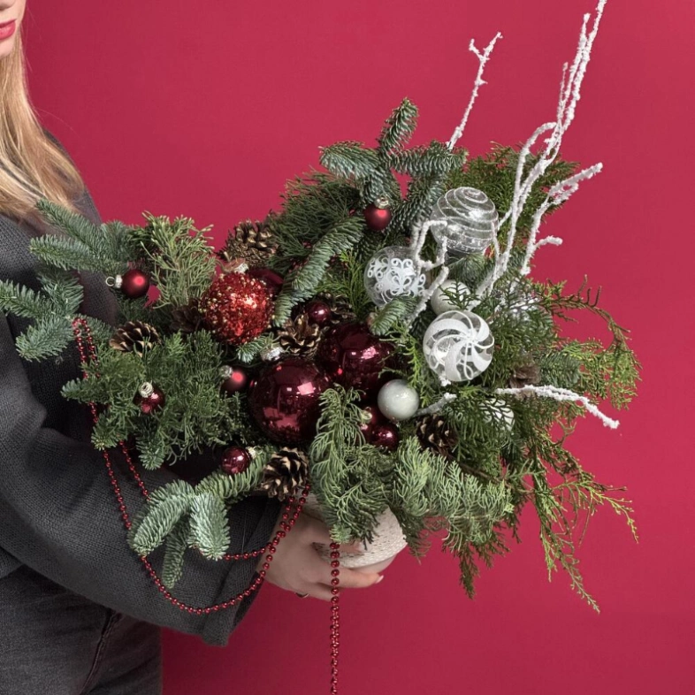 Авторская новогодняя композиция из нобилиса с бордовыми игрушками
