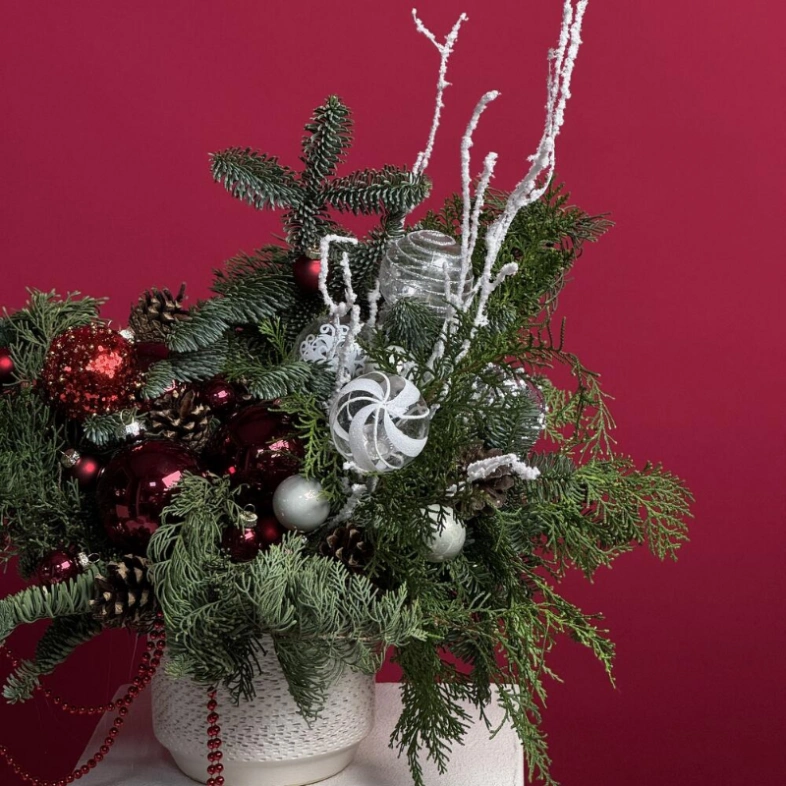 Авторская новогодняя композиция из нобилиса с бордовыми игрушками