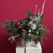 Авторская новогодняя композиция из нобилиса с бордовыми игрушками 0