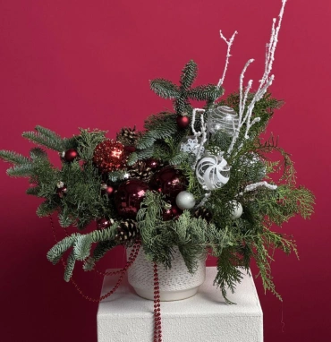 Авторская новогодняя композиция из нобилиса с бордовыми игрушками
