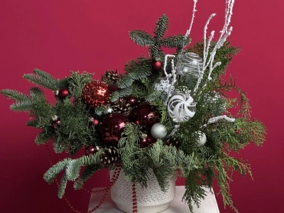 Авторская новогодняя композиция из нобилиса с бордовыми игрушками