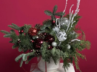 Авторская новогодняя композиция из нобилиса с бордовыми игрушками