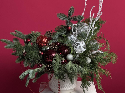 Авторская новогодняя композиция из нобилиса с бордовыми игрушками