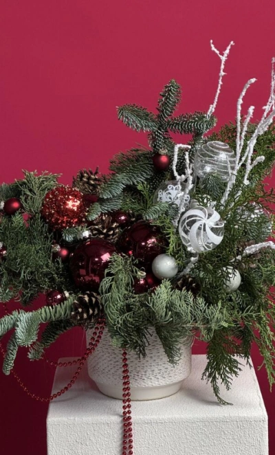 Авторская новогодняя композиция из нобилиса с бордовыми игрушками