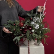 Авторская новогодняя композиция из нобилиса с бордовыми игрушками 1