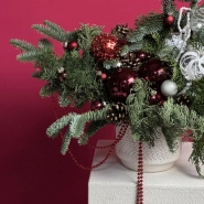 Авторская новогодняя композиция из нобилиса с бордовыми игрушками 3