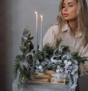 Композиция в деревянном ящике из нобилиса с интерьерными свечами