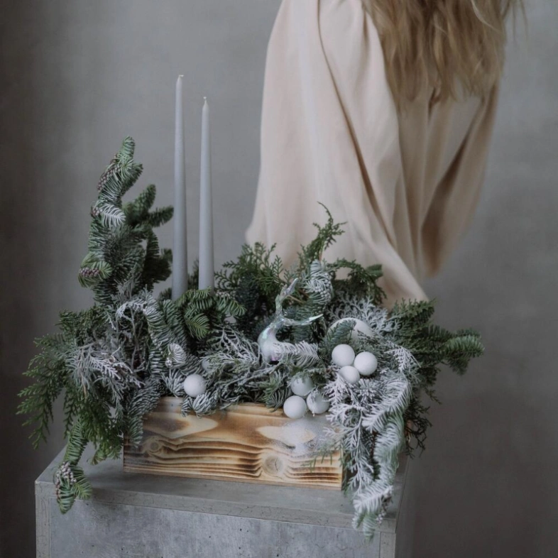 Композиция в деревянном ящике из нобилиса с интерьерными свечами