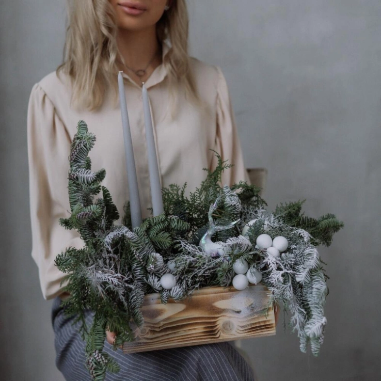 Композиция в деревянном ящике из нобилиса с интерьерными свечами