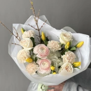 Весенний букет с ранункулюсами и форзицией 1