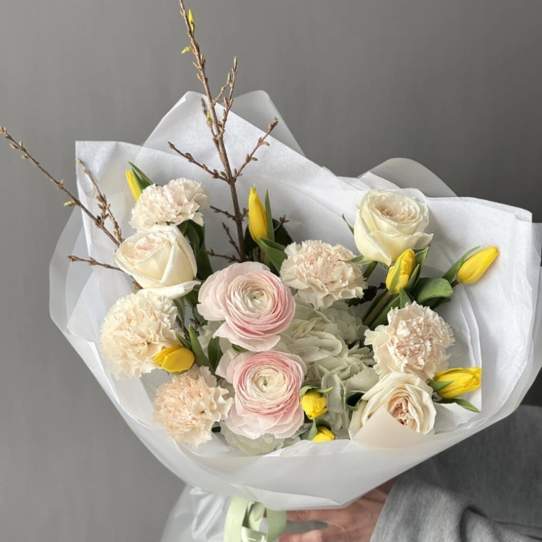 Весенний букет с ранункулюсами и форзицией