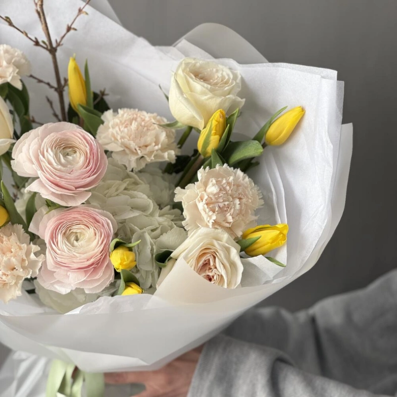 Весенний букет с ранункулюсами и форзицией