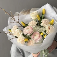 Весенний букет с ранункулюсами и форзицией 2