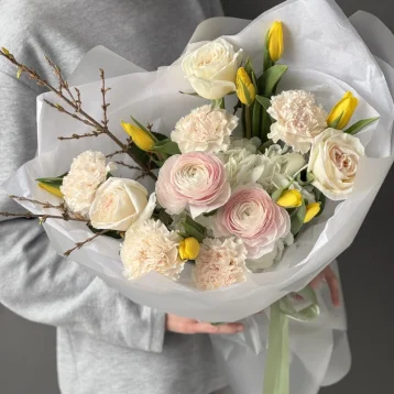 Букет с ранункулюсами и тюльпанами